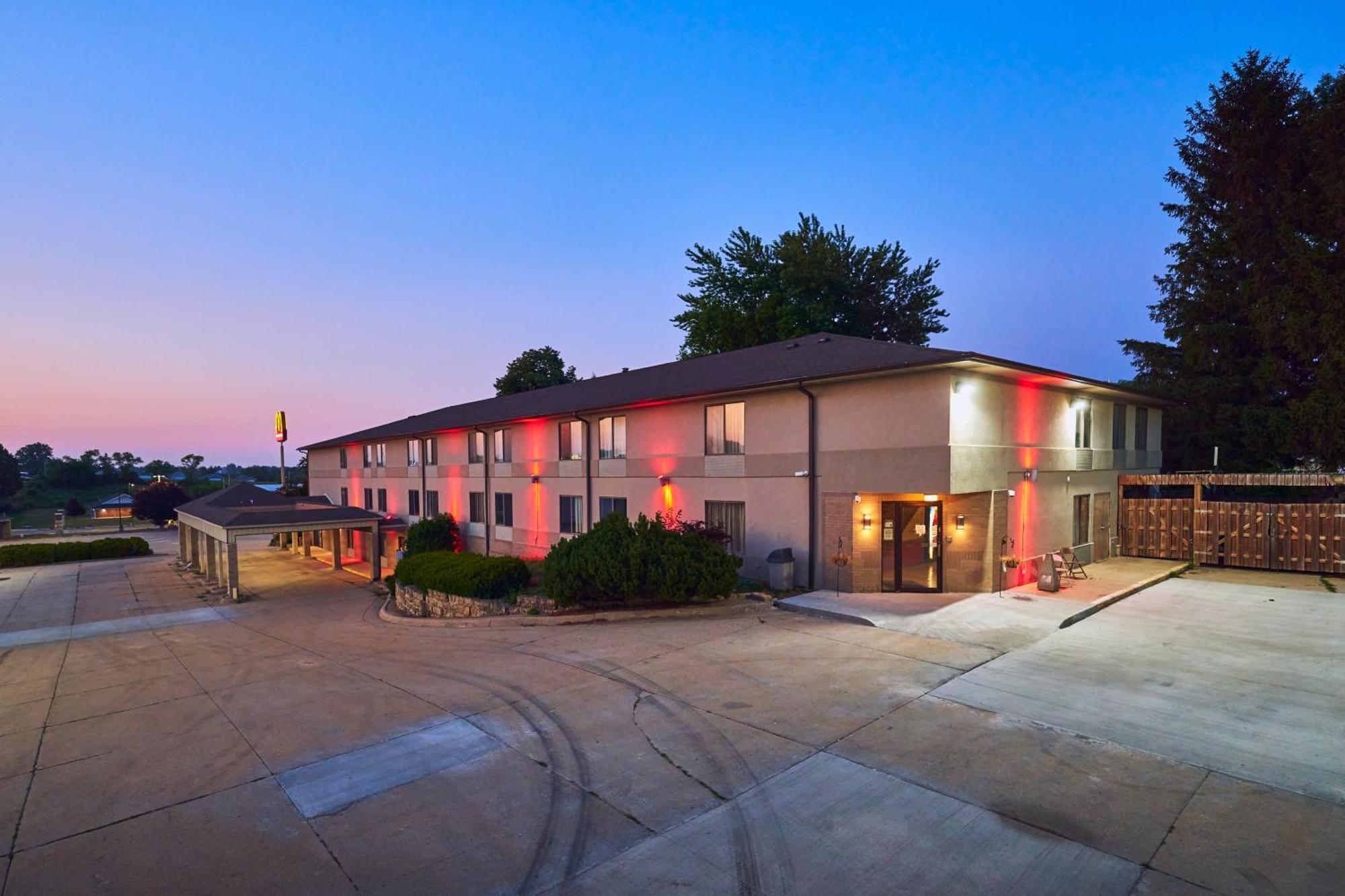 Econo Lodge Maquoketa Екстер'єр фото